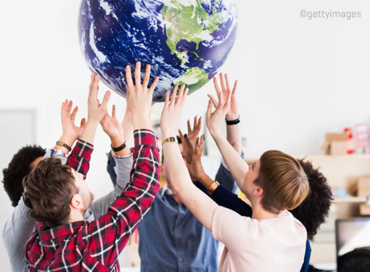 Mensen houden een wereldbol samen vast boven het hoofd